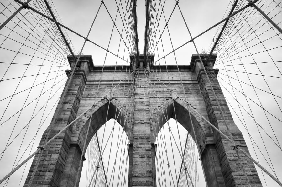 Architectural photo of the brooklyn bridge in black/white