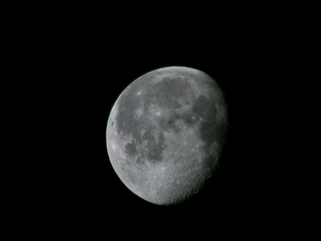 Kodak PIXPRO AZ255 telephoto sample photo of the moon